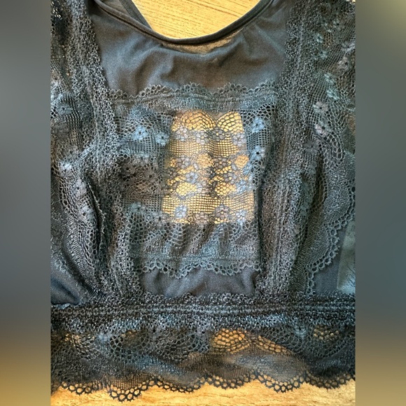 Leonisa Black Lace High Neck Bralette w/ Cap Sleeves. Size 32B - Picture 2 of 6